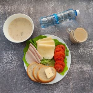 Dieta podstawowa  Kawa zbożowa z mlekiem Owsianka budyniowa z bananem i jabłkiem z posypką chia Chleb mieszany pszenno-żytni Masło extra Ser żółty Szynka Drobiowa, parzona, z dodatkiem białka wieprzowego Pomidor Woda mineralna